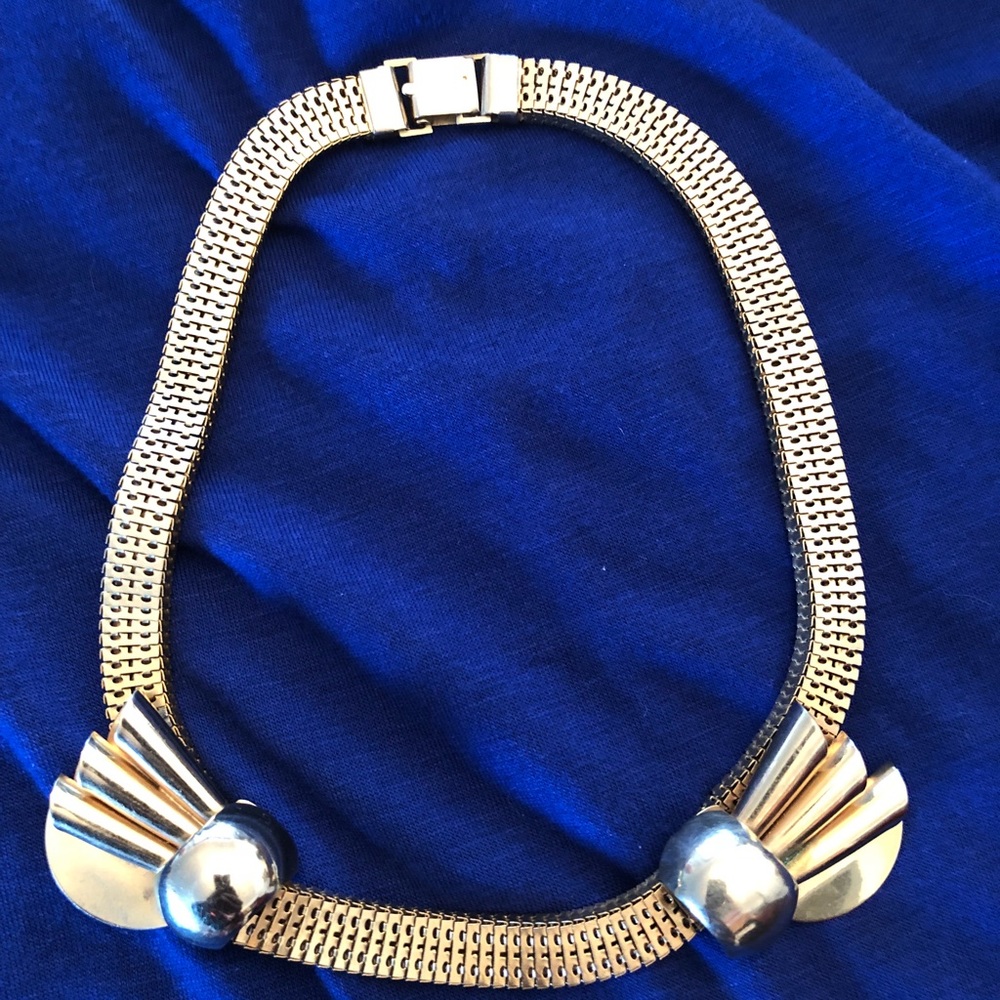 80s retro style goldtone necklace.